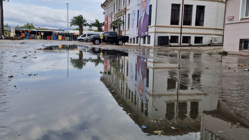 Bandırma’da sağanak sonrası sokaklar göle döndü