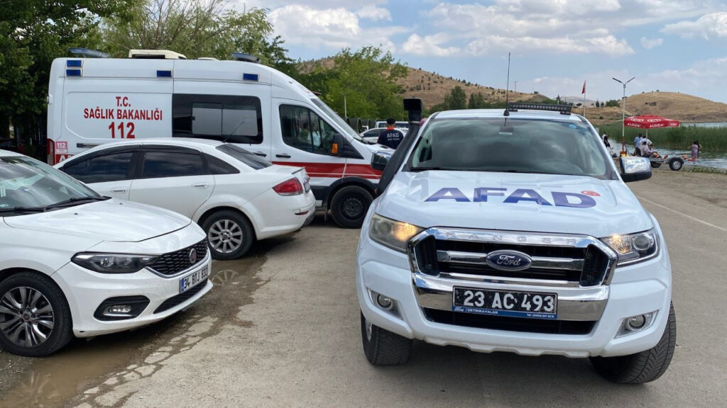 Hazar Gölü’nde gezi teknesi battı: 7 kişi cankurtaranlar tarafından kurtarıldı